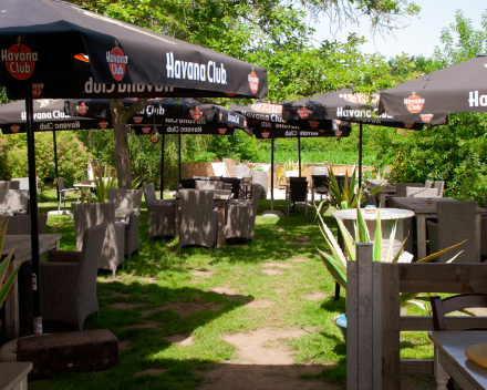 Geniet van uw eten en drank in de gezellige zuiderse tuin in landelijke omgeving