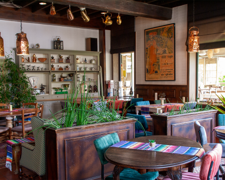 Het authentieke kader van restaurant De Marnixhoeve te Lier met een zuiders café Latino accent